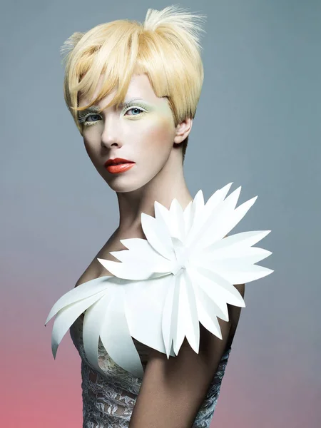 Foto Moda Bela Senhora Vestido Branco Com Decoração Flores — Fotografia de Stock