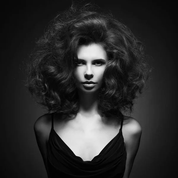 ボリュームの波状の髪を持つ美しい女性の黒と白のスタジオファッションの肖像画 大きな髪 — ストック写真