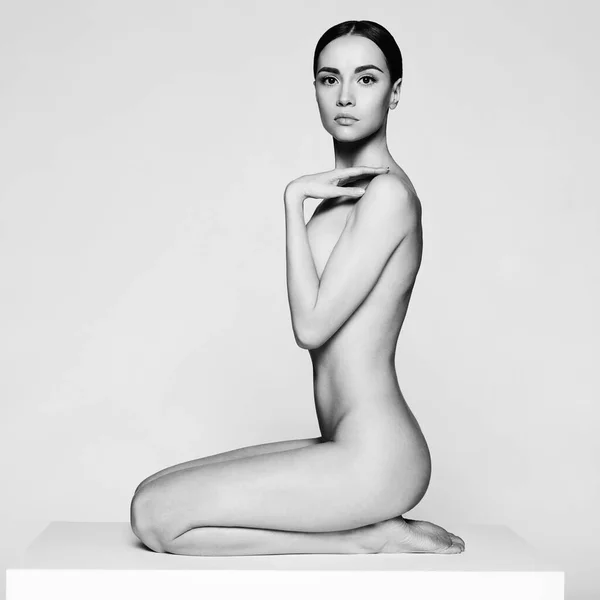 短い散髪と美しいブルネットのアートファッションスタジオの肖像画 裸体で白いスタジオで若いセクシーモデルのポーズ 古典的なプロの化粧とヌード女性 — ストック写真