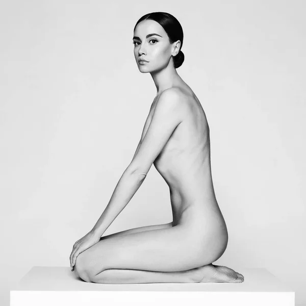 Art Fashion Studio Portrét Krásné Brunetky Krátkým Účesem Mladý Sexy — Stock fotografie