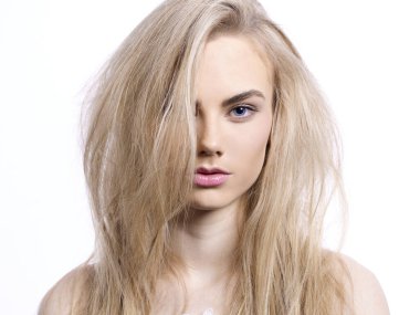 Genç ve güzel bir kadının portresi. Muhteşem gözleri olan seksi sarışın.