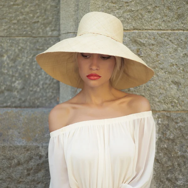 Pretty woman in straw hat — Stock Photo, Image