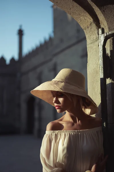 Mulher bonita em chapéu de palha — Fotografia de Stock