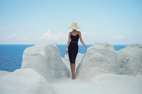 Signora in cappello in un paesaggio insolito — Foto Stock