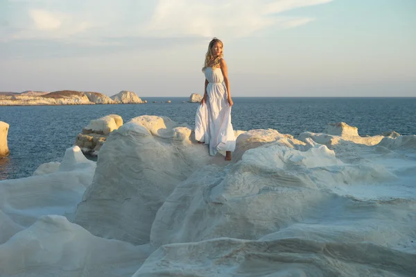 Senhora de vestido branco em uma paisagem incomum — Fotografia de Stock