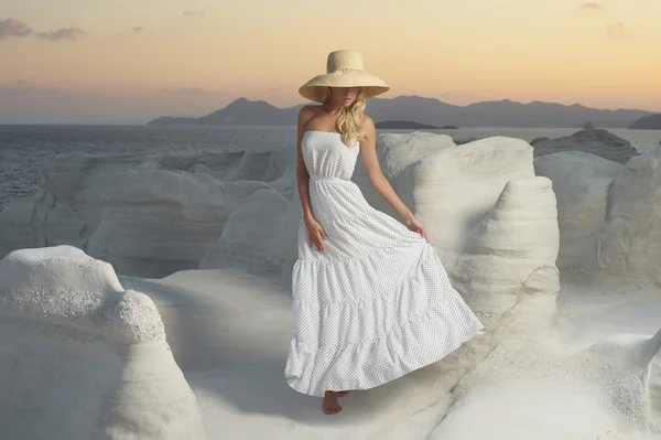 Signora in cappello in un paesaggio insolito — Foto Stock