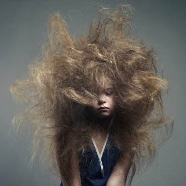 birim şık bir saç modeli ile genç kız