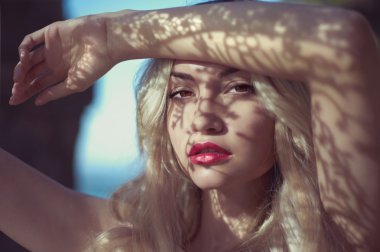 Güzel bayan ve güneş ışınları