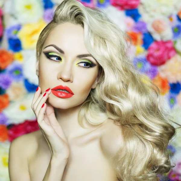 Vacker blondin — Stockfoto