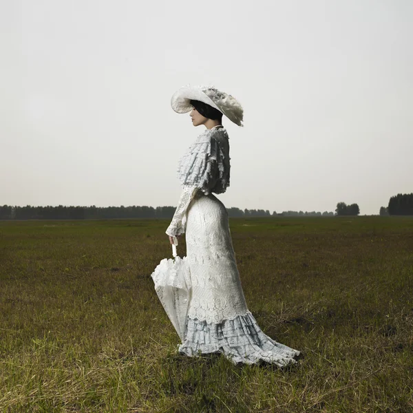 Žena v ročníku šaty — Stock fotografie