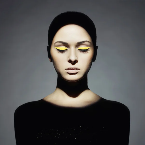Ung dam med konst makeup — Stockfoto