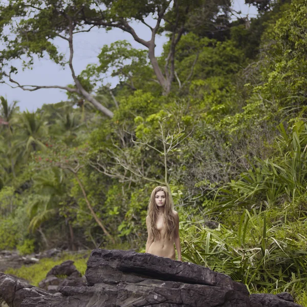 Hermosa dama en la selva tropical — Foto de Stock