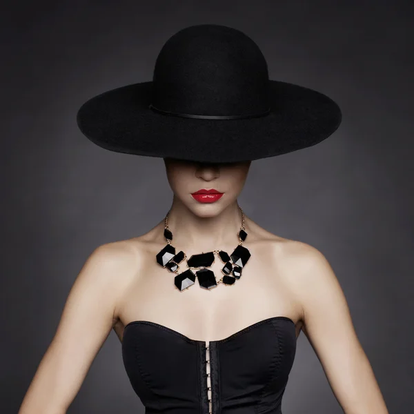 Elegantní dáma v klobouku — Stock fotografie