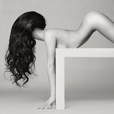 Uzun sağlıklı saç ile zarif çıplak kadın