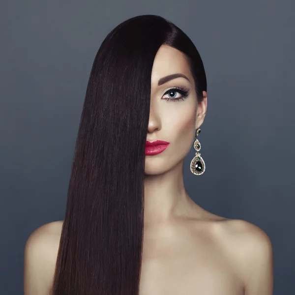 Senhora elegante com cabelo longo e saudável — Fotografia de Stock