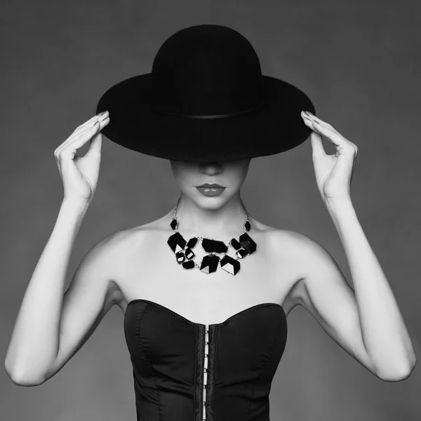 Elegant dam i hatt — Stockfoto