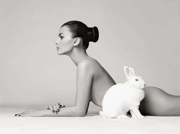 Belle femme avec lapin — Photo