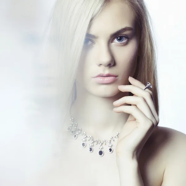 Krásná blondýnka s šperky — Stock fotografie