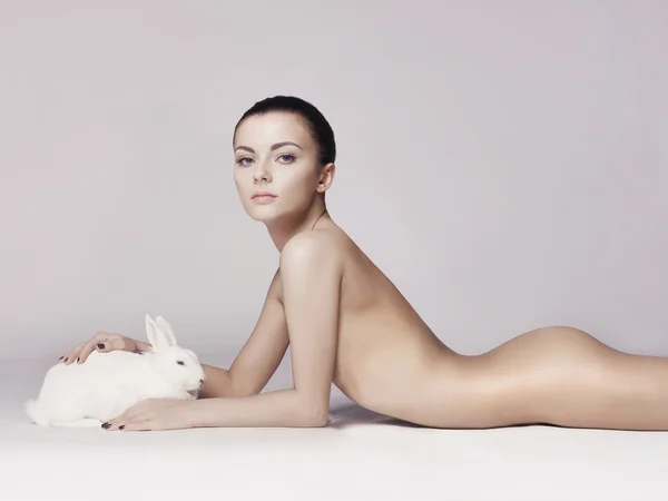 Hermosa mujer con conejo — Foto de Stock