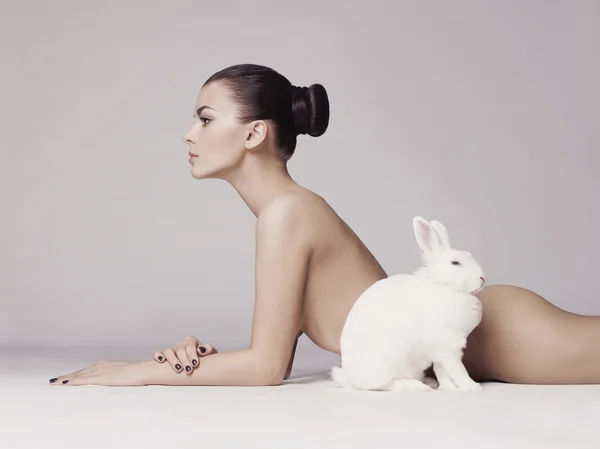 Belle femme avec lapin — Photo