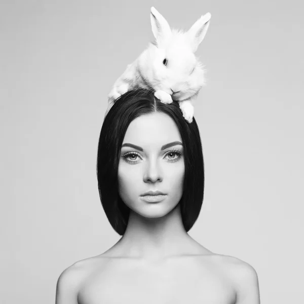 Belle femme avec lapin — Photo