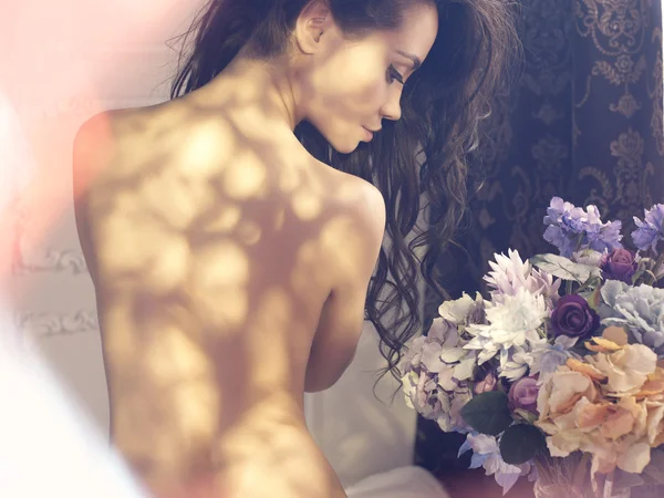 꽃으로 예쁜 여자 — 스톡 사진
