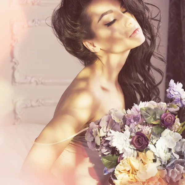 Красивая женщина с цветами — стоковое фото