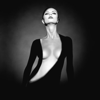 Gölge vücudunda çok güzel genç bir bayanla