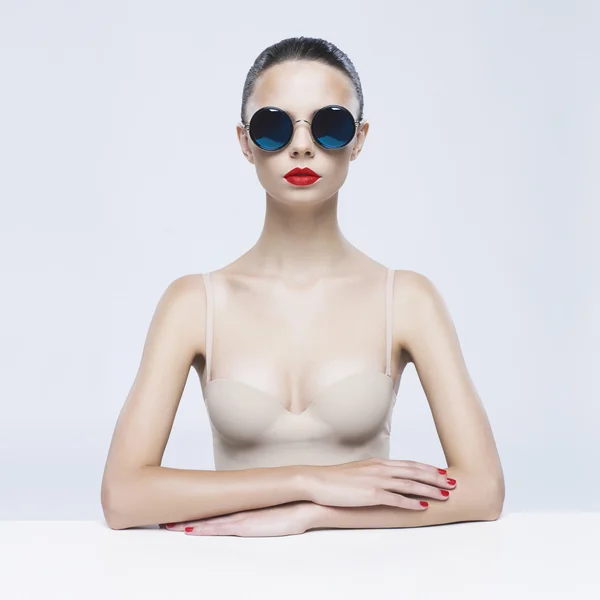 Элегантная женщина в солнечных очках — стоковое фото