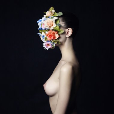 Çiçek-maske ile çıplak zarif Bayan