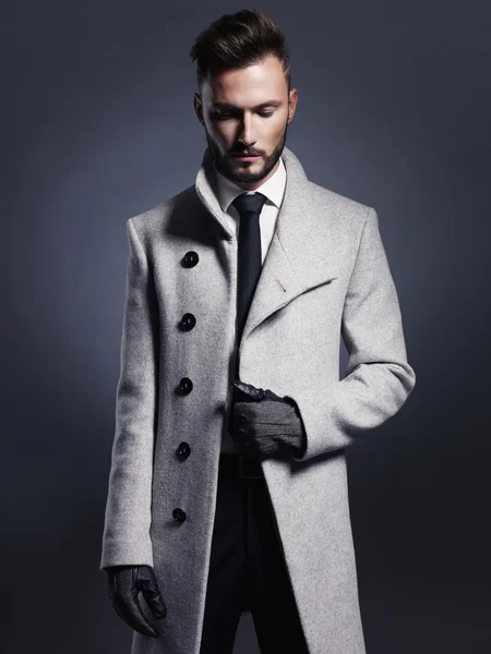 Bello uomo elegante in cappotto autunno — Foto Stock