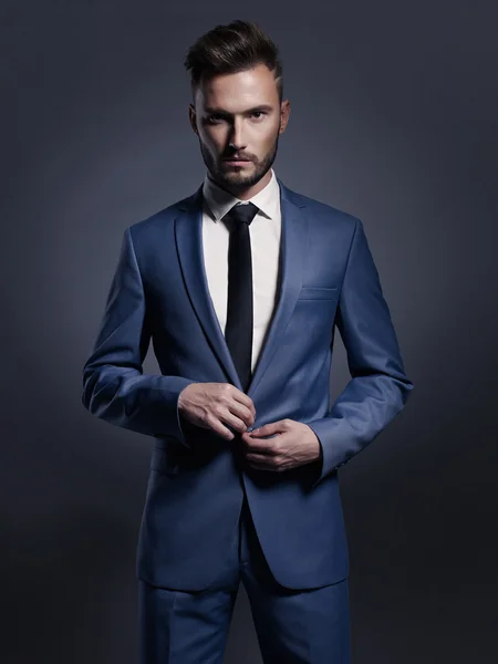 Bonito homem elegante em terno azul — Fotografia de Stock