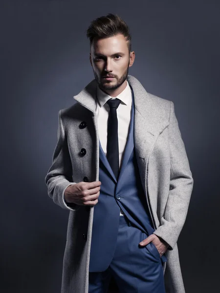 Bello uomo elegante in cappotto autunno — Foto Stock