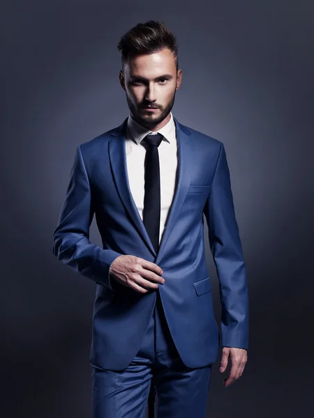 Hombre guapo y elegante en traje azul —  Fotos de Stock