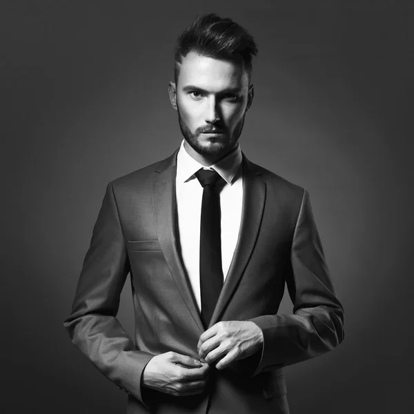Schöner, stilvoller Mann im blauen Anzug — Stockfoto