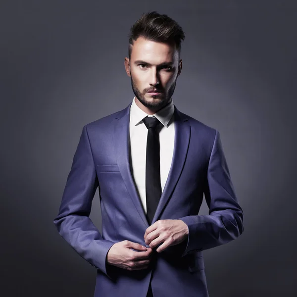 Hombre guapo y elegante en traje azul —  Fotos de Stock