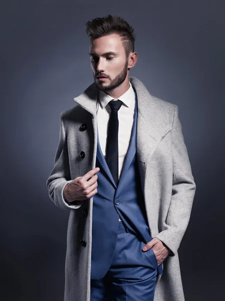 Bello uomo elegante in cappotto autunno — Foto Stock