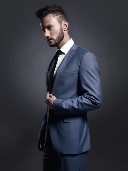 Bello uomo elegante in abito blu — Foto Stock