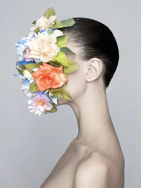 Naakt elegante dame met bloem-masker — Stockfoto