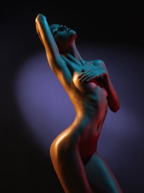 Hafif renkli projektör zarif çıplak model