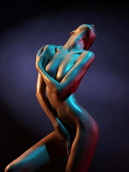 Elegante modelo desnudo en los proyectores de colores claros — Foto de Stock