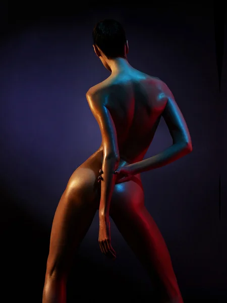 Elegancki model nago w kolorowe światło punktowe — Zdjęcie stockowe
