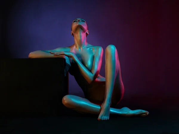 光色スポット ライトのエレガントなモデルのヌード — ストック写真