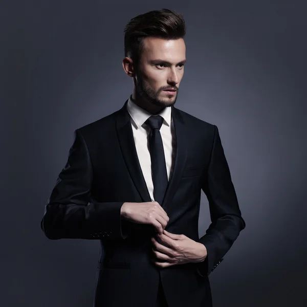 Bello uomo elegante in abito nero — Foto Stock