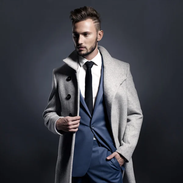 Hombre guapo y elegante en abrigo de otoño —  Fotos de Stock