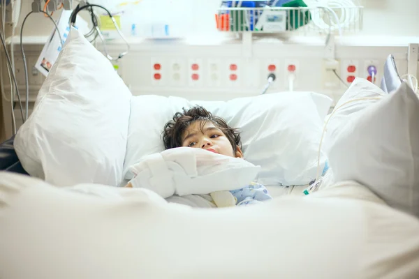 Menino deficiente deitado doente na cama do hospital — Fotografia de Stock