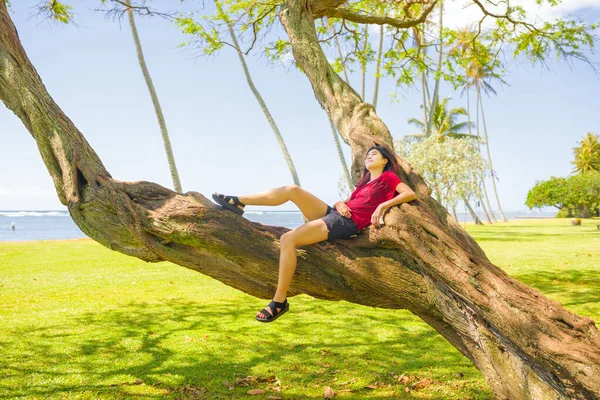 Biracial Adolescente Menina Relaxante Grande Ramo Árvore Parque Pelo Oceano — Fotografia de Stock