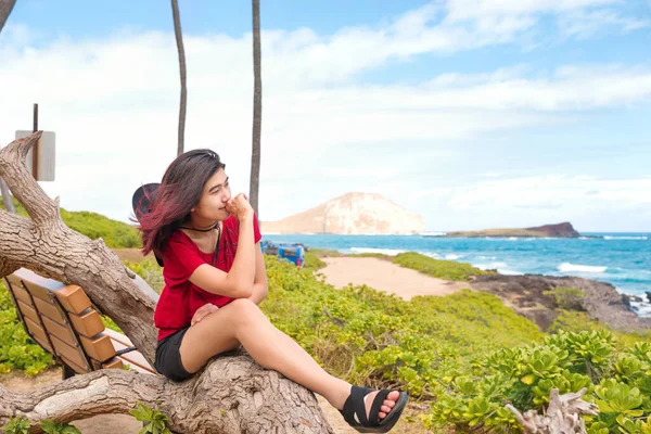 Una Ragazza Adolescente Caucasica Asiatica Biraciale Seduta Tranquillamente Sulla Grande — Foto Stock