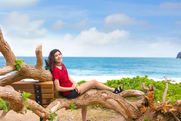 Lächelndes Asiatisch Kaukasisches Teenie Mädchen Auf Knorrigem Ast Felsigen Strand — Stockfoto