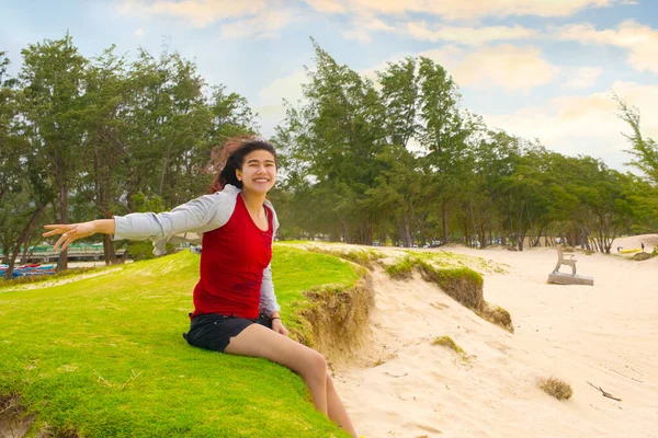 Biracial Teen Girl Seduta Lungo Dune Erbose Sulla Soleggiata Spiaggia — Foto Stock